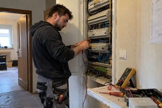 Kolik si v Česku vydělá šikovný elektrikář? „Bílé límečky“ možná zváží rekvalifikaci